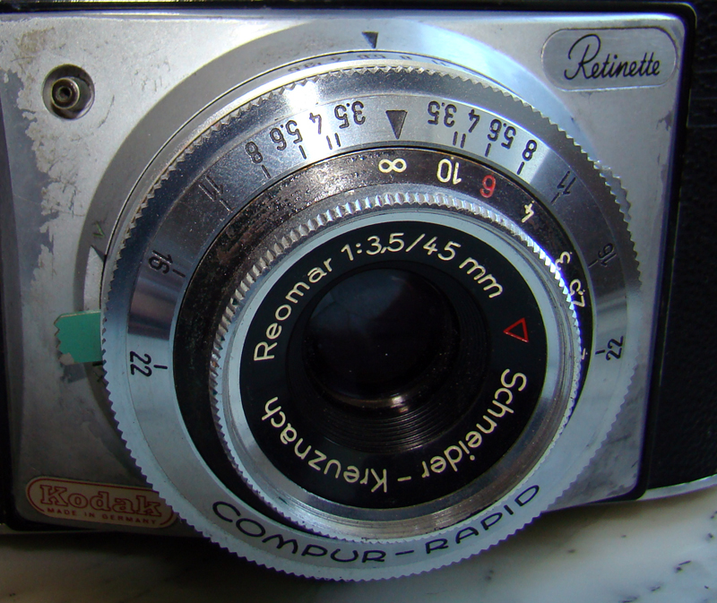 Bonnes : des dizaines d'appareils photo anciens au Bonn'Art Café